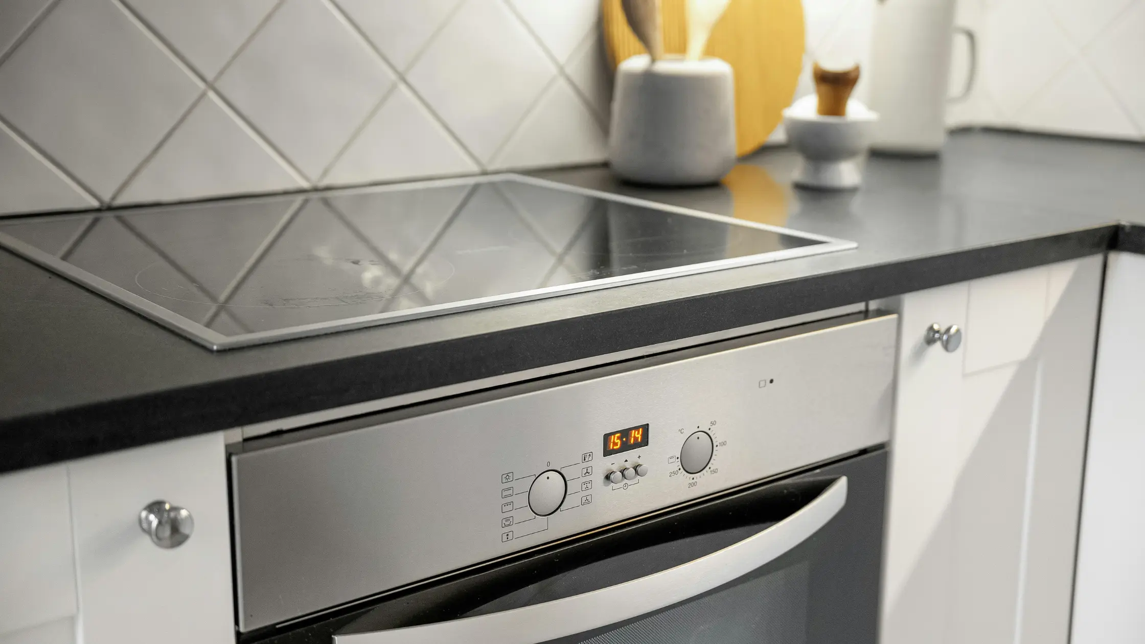 Cat consuma un cuptor electric Cat consuma un cuptor electric